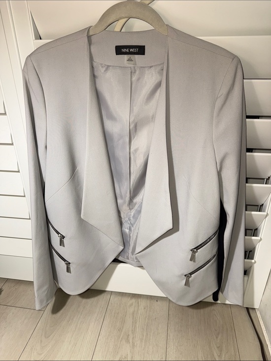Nine West Jackets & Blazers - NWOT - Nine West Light Gray & Black Open-Front Draped Blazer with Zip Accents.
